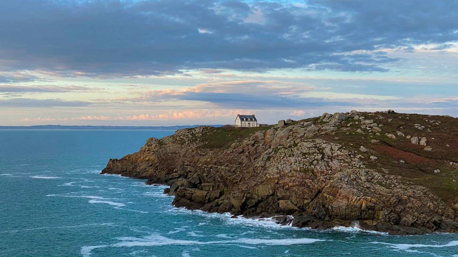 Phare de l'île d'Ouessant face à la mer d'Iroise